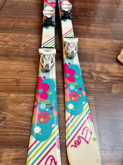 Dívčí lyže, lyžáky, hůlky, páteřák, přilba, brýle - 8