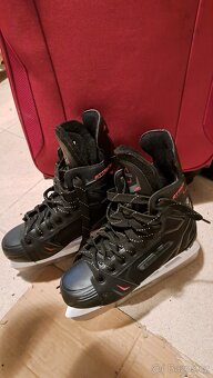 Prodám pánské lední brusle Attack 500 - U9 CROWNED - 8