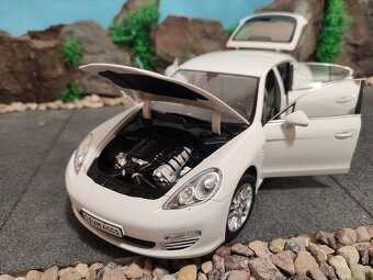 prodám model 1:18 porsche panamera 4S - 8