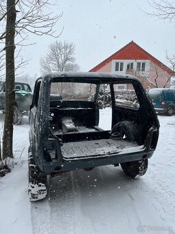 2x Lada Niva + kastle - 8