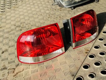 Zadní světlo vnější Volkswagen Touareg (7LA/7L6/7L7) 02-06 - 8