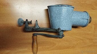 Velmi starý velký mlýnek na strouhanku  IDA - 8