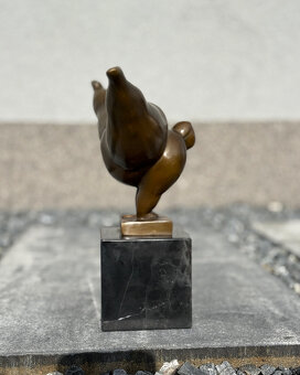 Luxusní bronzová socha Balancující žena Plus Size Gymnastka - 8