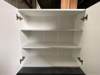 Moderní kuchyňská linka bez spotřebičů - 8