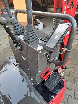 Minibagr Digger D130HD - 8