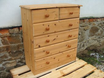 Masivní dřevěná komoda - 8