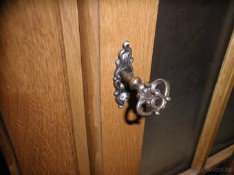 Rustikální vysoká vitrína - 8