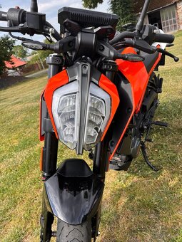 KTM Duke 125, rok 2020, najeto 15900 km, 11 KW - 8