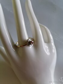 Zlatý prsten s diamanty a rubínem - 8