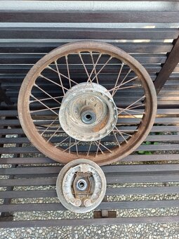 Zadní kolo na Jawu Kývačku 125-175 - 8