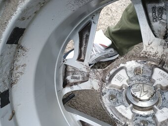Originální ALU kola Hyundai i10 R15 + zimní pneu - 8