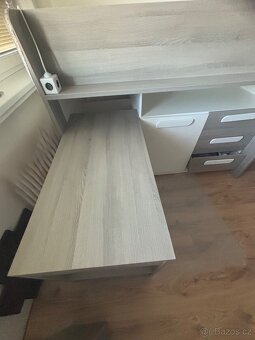 Vyvýšená postel se stolem - 8