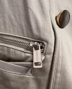 Nádherný camel trenchcoat zn Guess S - 8