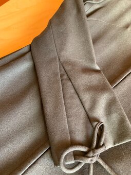 luxusní kvalitní černý kabát - vel. M - nový - 8