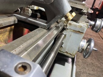 Malý litinový soustruh SN250/500 + kompletní příslušenství. - 8
