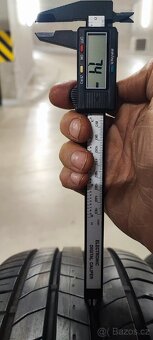 Jako nové 215/60/17 Nexen NFera Primus, DOT 3523, 7.4mm. - 8