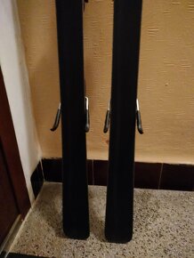 Prodám zánovní freestyle lyže ATOMIC 148cm dlouhé. - 8