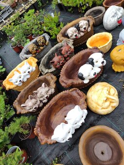 Betonové výrobky / pařez,misky,boty,veverky, ježek/ - 8