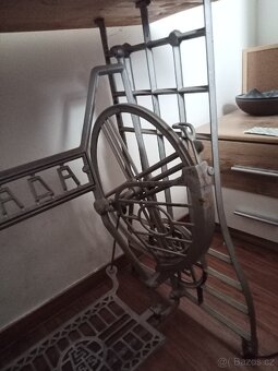 Stůl že šicího stroje z masivní smrkovou deskou - 8