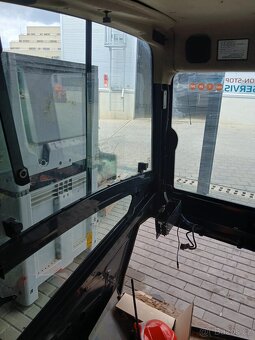 Lehce poškozená kabina bagru Kubota U56-5 - 8