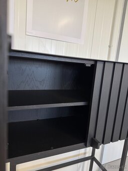 Designová lamelová komoda, LED osvětlení - 8