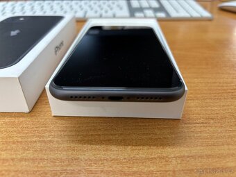 Apple iPhone 11 - 64GB Černý - baterie 98% - 8