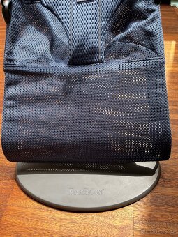 Babybjörn mesh modré lehatko Houpátko sedátko s hračkou - 8