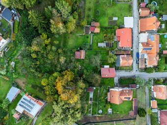 Částečně rekonstruovaný rodinný dům se zahradou a garáží v z - 8