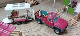 Schleich koně, stáje, sanitka, přepravní auto, mycí box - 8