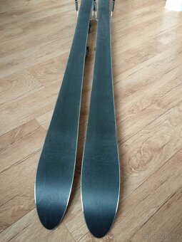 Carvingové lyže Dynamic s vázáním - použité - 8