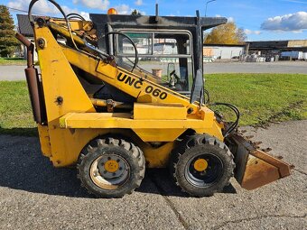 smykový nakladač UNC - 060  z provozu - 8