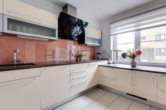 Pronájem rodinného domu 4+1, 140m² terasa, garáž, sklep - Pr - 8