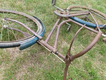 Prodám staré pánské jízdní kolo /nepůvodní barva/. Skladován - 8