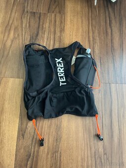 Běžecká vesta vestička s láhvemi Adidas Terrex Trail Running - 8