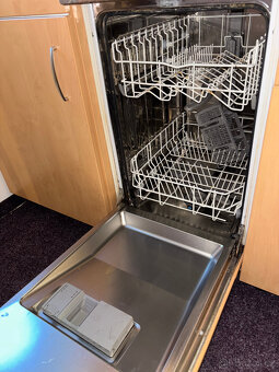 Kuchyň se zánovními spotřebiči - 8