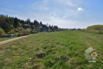Nabízíme na prodej stavební pozemek v rekreační oblasti obce - 8