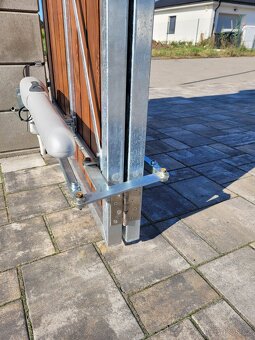 Skládací brána s pohonem - výroba a montáž na míru - 8