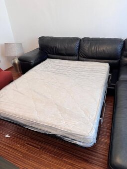 Černá kožená rohová sedačka s rozkládacím lůžkem a taburetem - 8