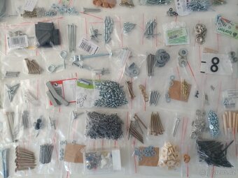 Spojovací materiál všemožného druhu, roztříděno, celkem 4 kg - 8