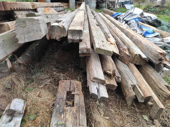 ručně tesané trámy ze střechy - 8