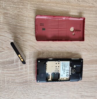 TLAČÍTKOVÝ MOBILNÍ TELEFON SONY ERICSSON J20i - 8