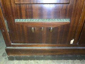 STAROŽITNÝ NÁBYTEK - skříň, přiborník, stůl - 8