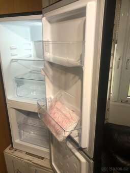 Krásná nová malá lednice s mrazákem CHIQ - 8