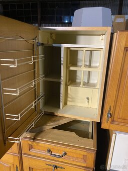 Masivní kuchyňská linka bez spotřebičů - 8