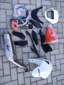 KTM 690 Duke "Carbon" - 8