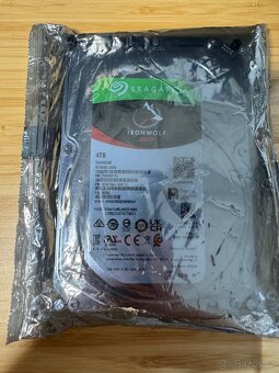 HDD disky Synology / Western Digital / Seagate / Dell - 8