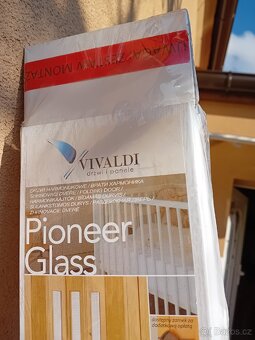 Bíle shrnovací dveře - 8