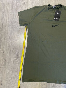 NOVÉ Pánské zelené khaki triko Nike - 8