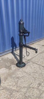 Stara litinová ruční pumpa na vodu studnu po renovace - 8