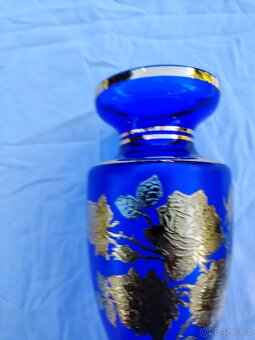 Modrá skleněná váza se zlatým motivem - 8
